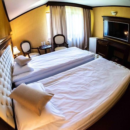 Hotel Trei Brazi Бэи­ле-Олэ­неш­ти Экстерьер фото