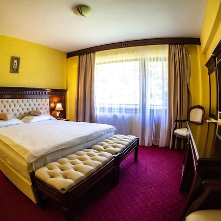 Hotel Trei Brazi Бэи­ле-Олэ­неш­ти Экстерьер фото