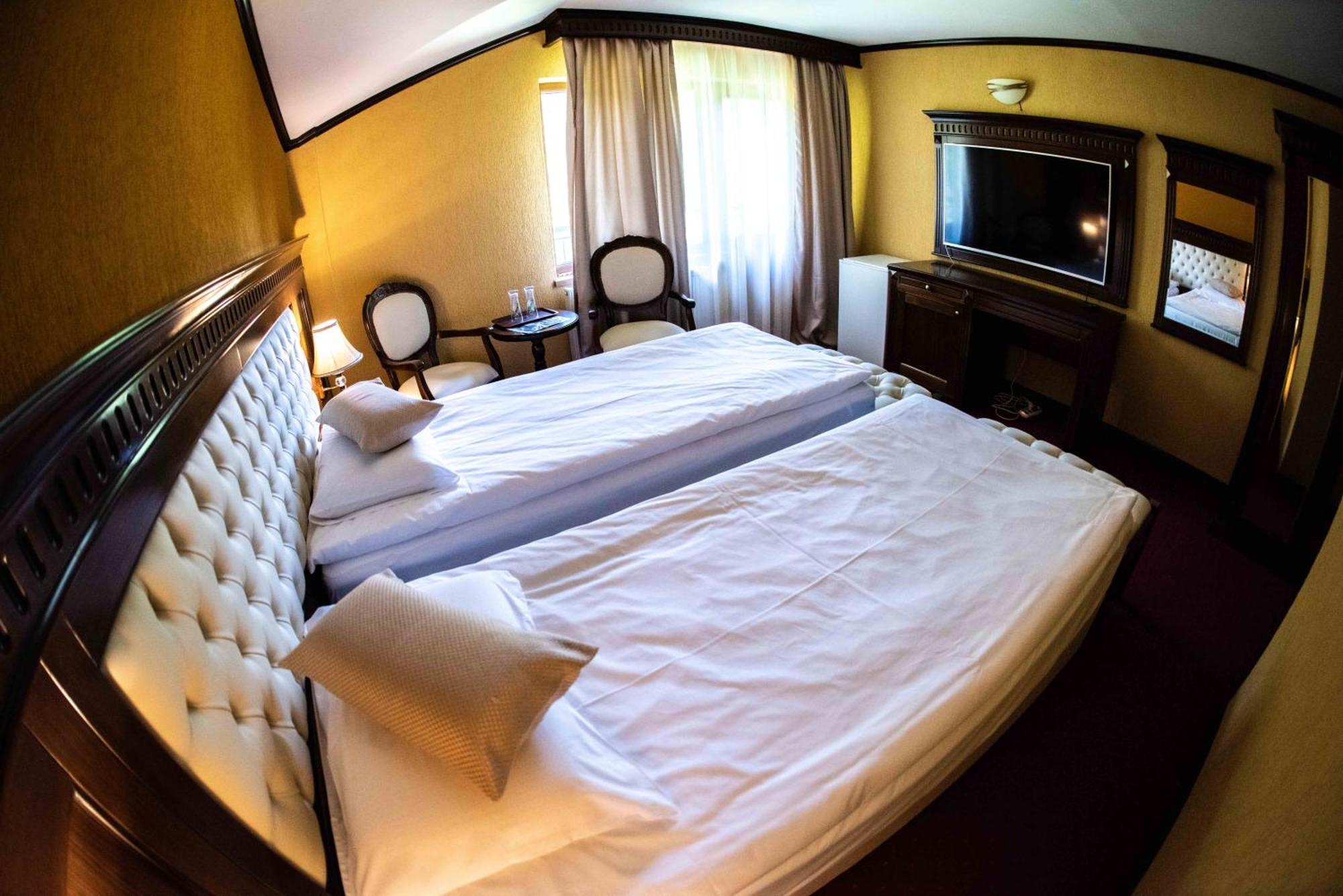 Hotel Trei Brazi Бэи­ле-Олэ­неш­ти Экстерьер фото