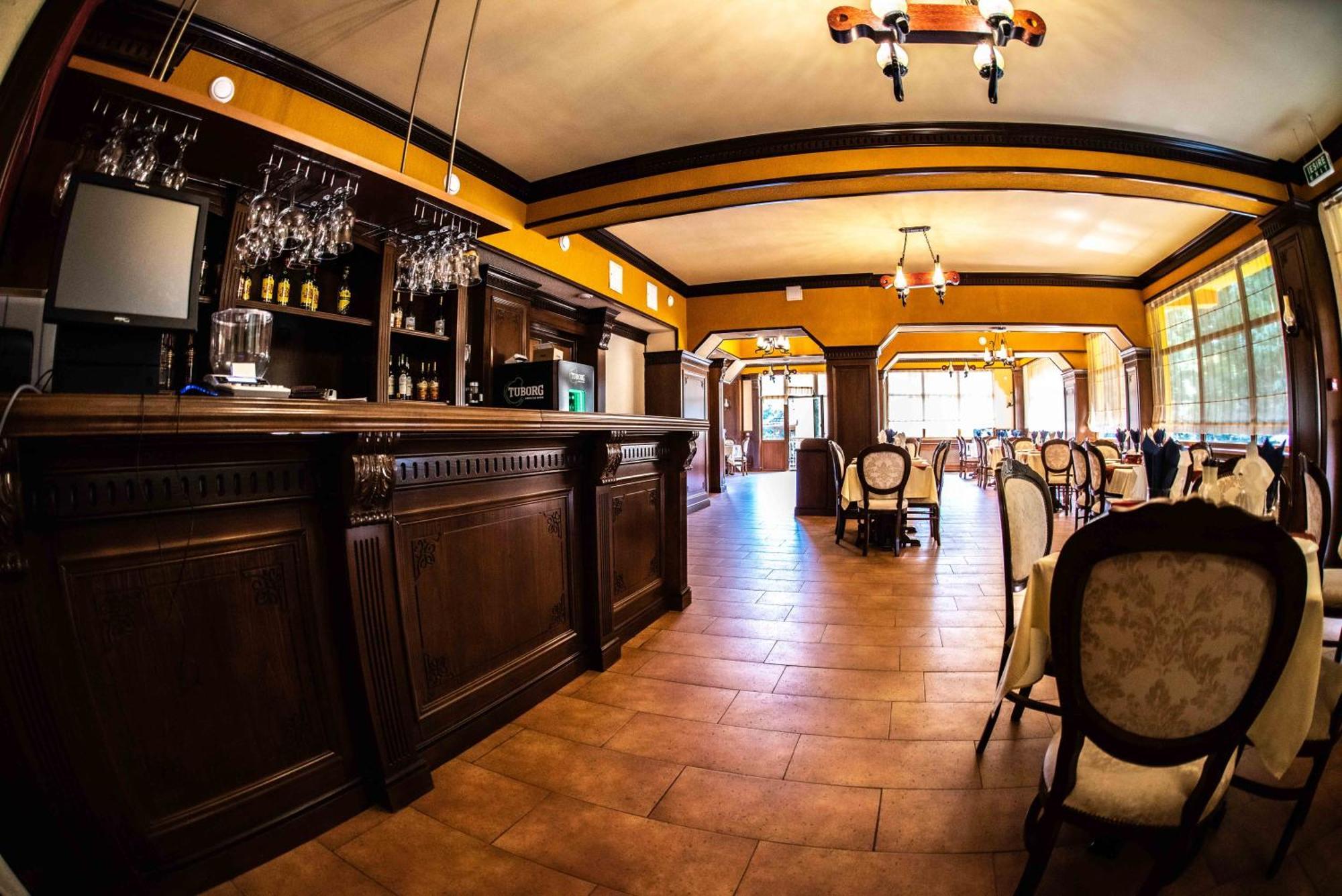 Hotel Trei Brazi Бэи­ле-Олэ­неш­ти Экстерьер фото