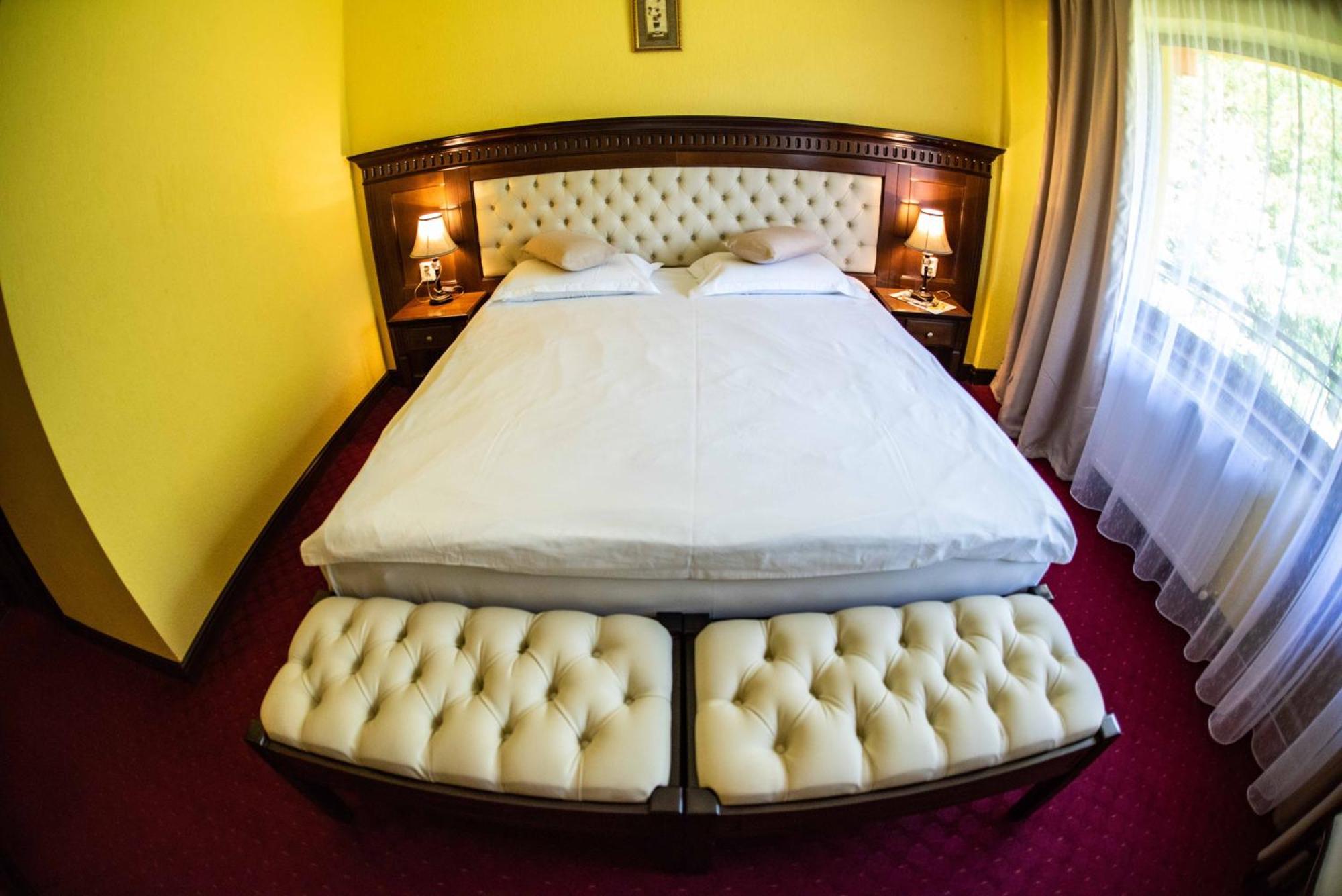 Hotel Trei Brazi Бэи­ле-Олэ­неш­ти Экстерьер фото