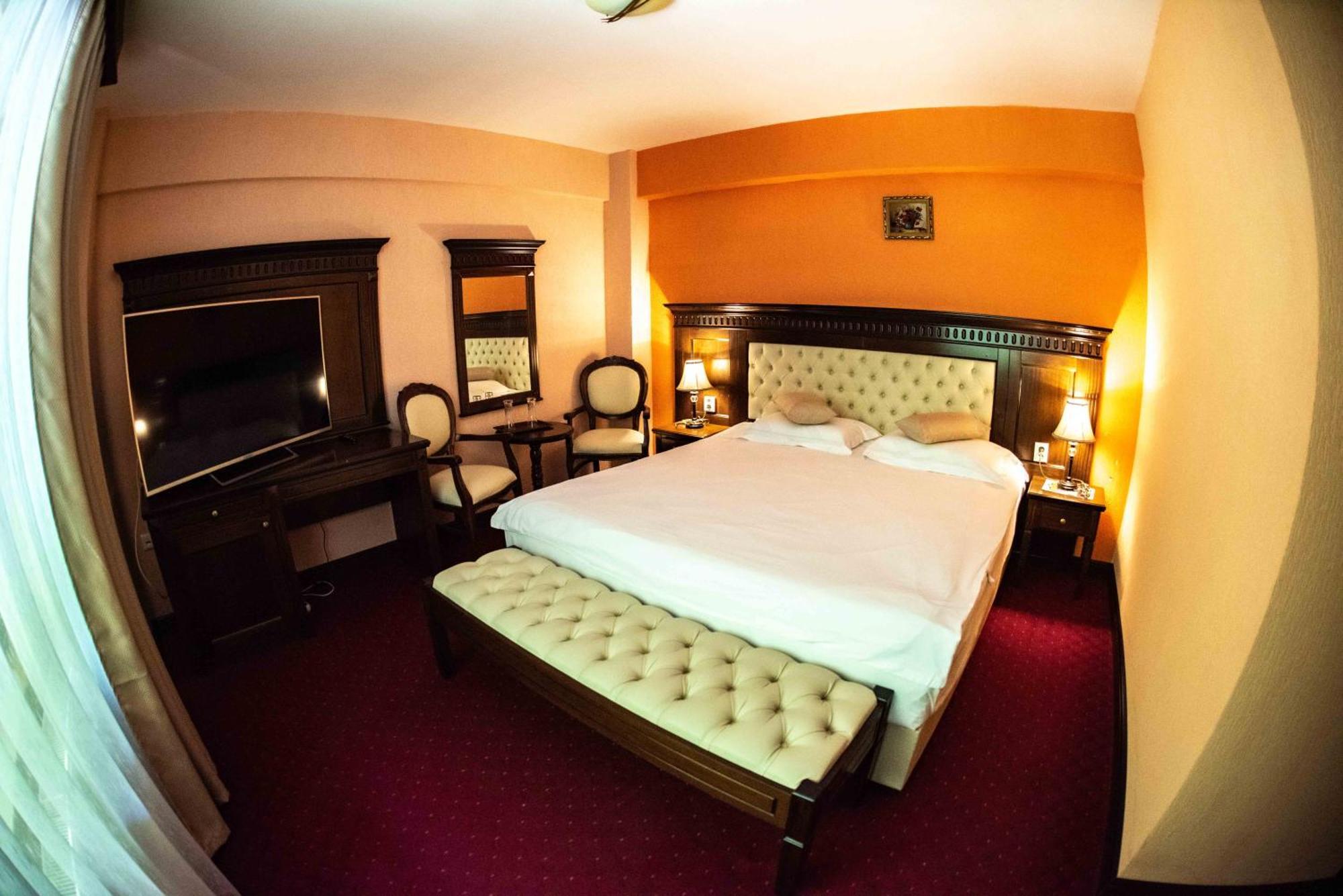 Hotel Trei Brazi Бэи­ле-Олэ­неш­ти Экстерьер фото