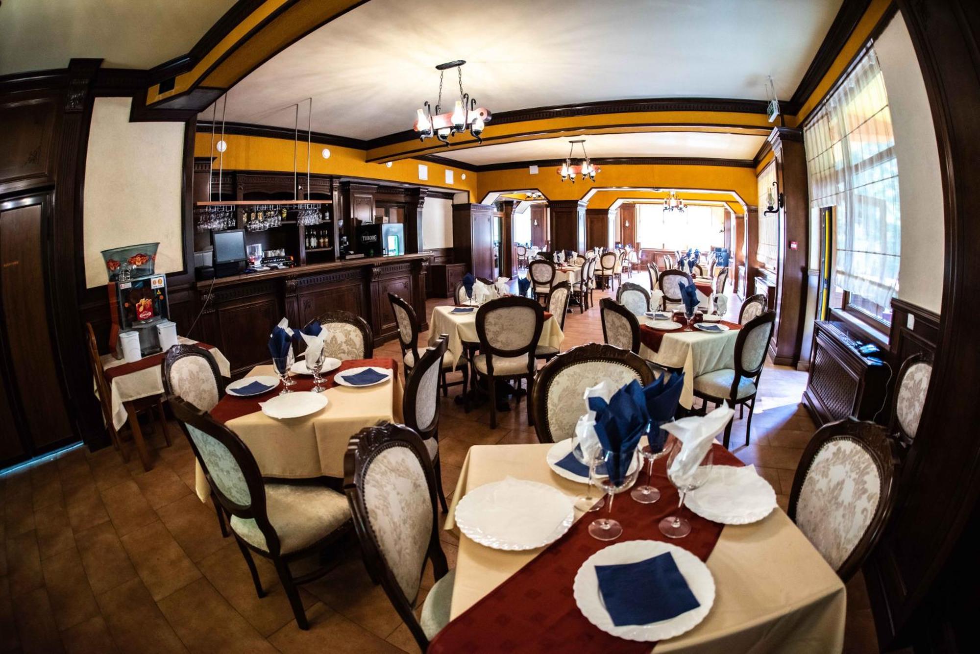 Hotel Trei Brazi Бэи­ле-Олэ­неш­ти Экстерьер фото