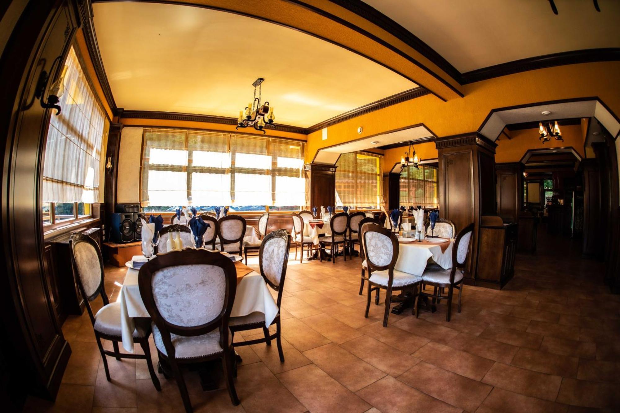 Hotel Trei Brazi Бэи­ле-Олэ­неш­ти Экстерьер фото