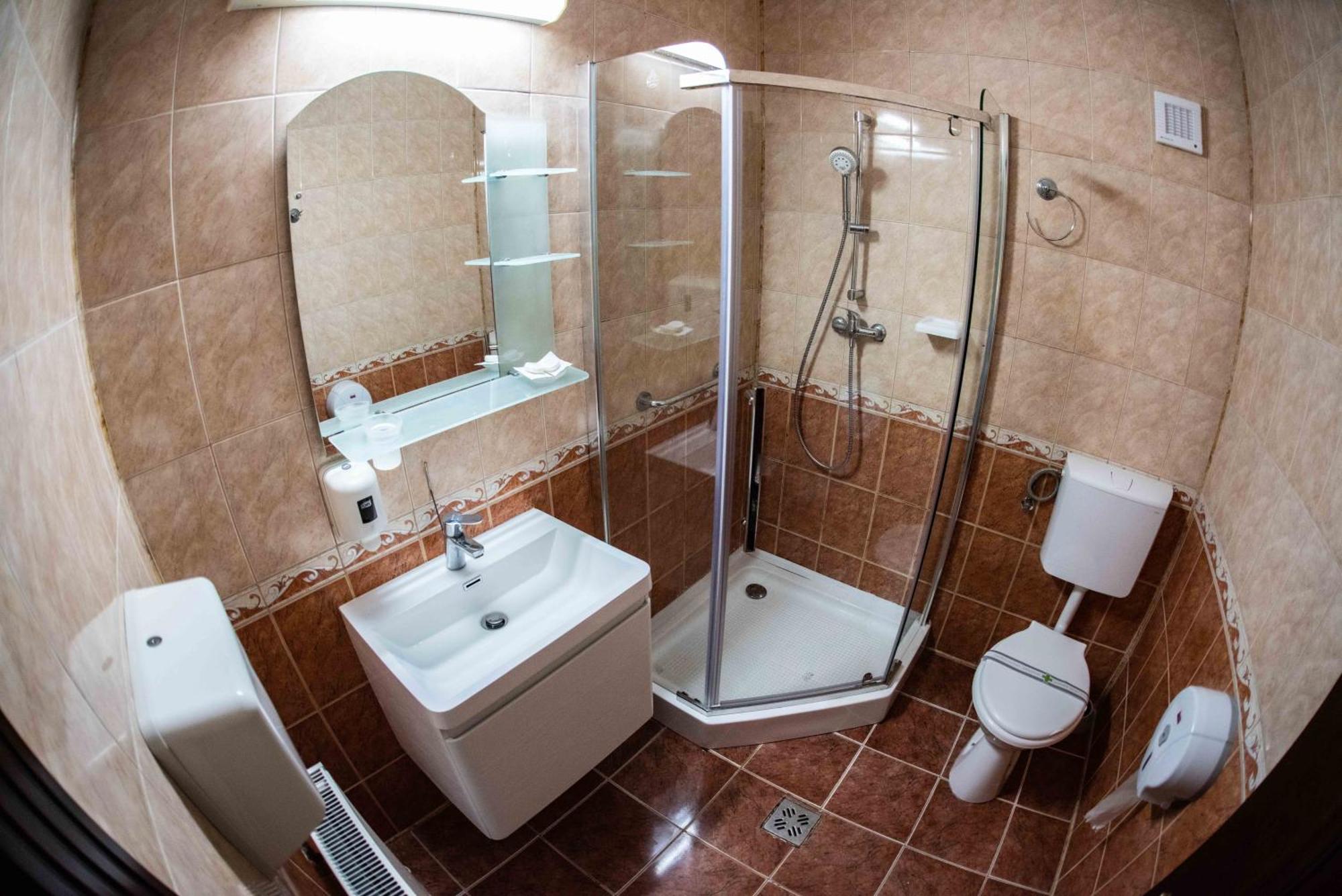 Hotel Trei Brazi Бэи­ле-Олэ­неш­ти Экстерьер фото