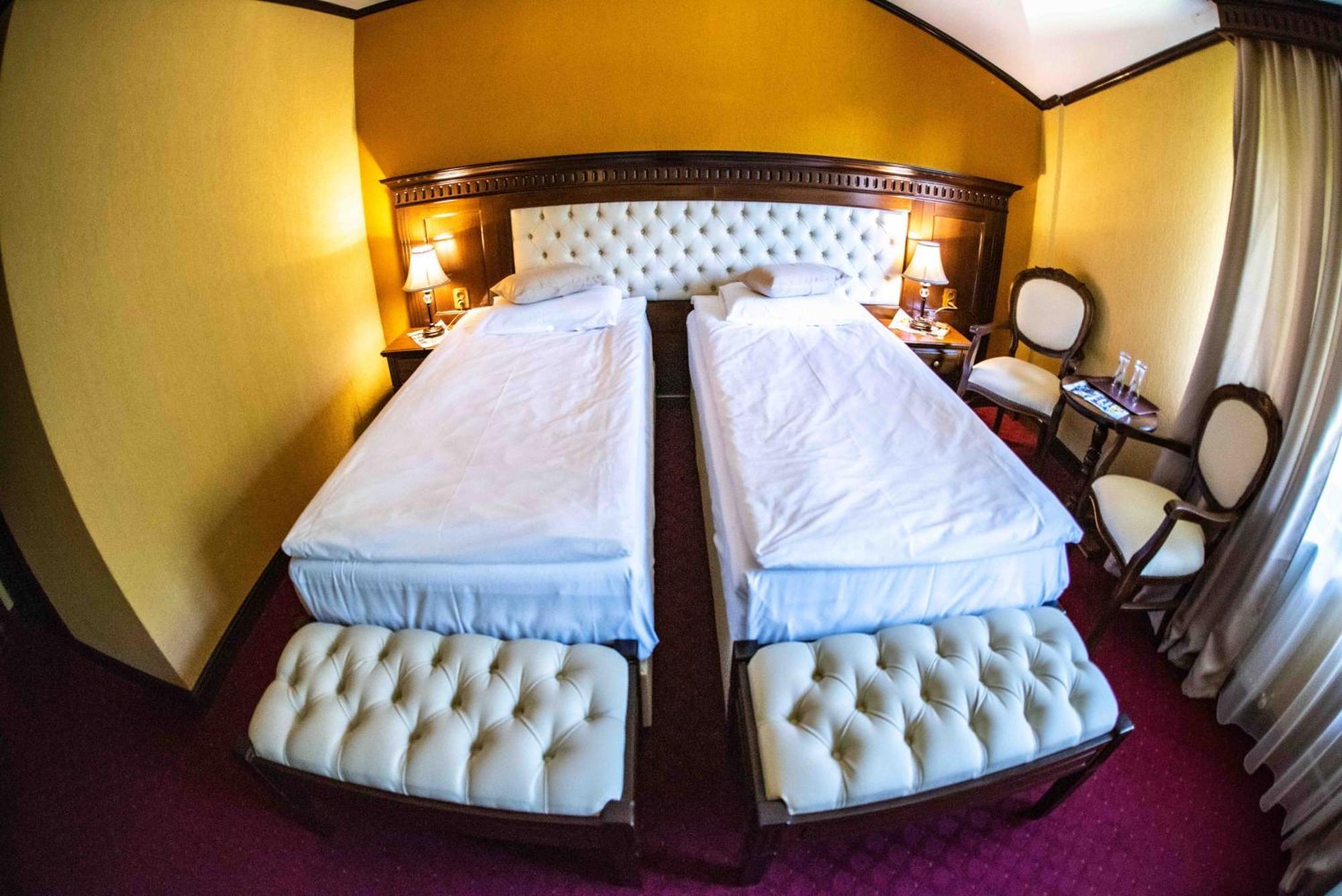 Hotel Trei Brazi Бэи­ле-Олэ­неш­ти Экстерьер фото