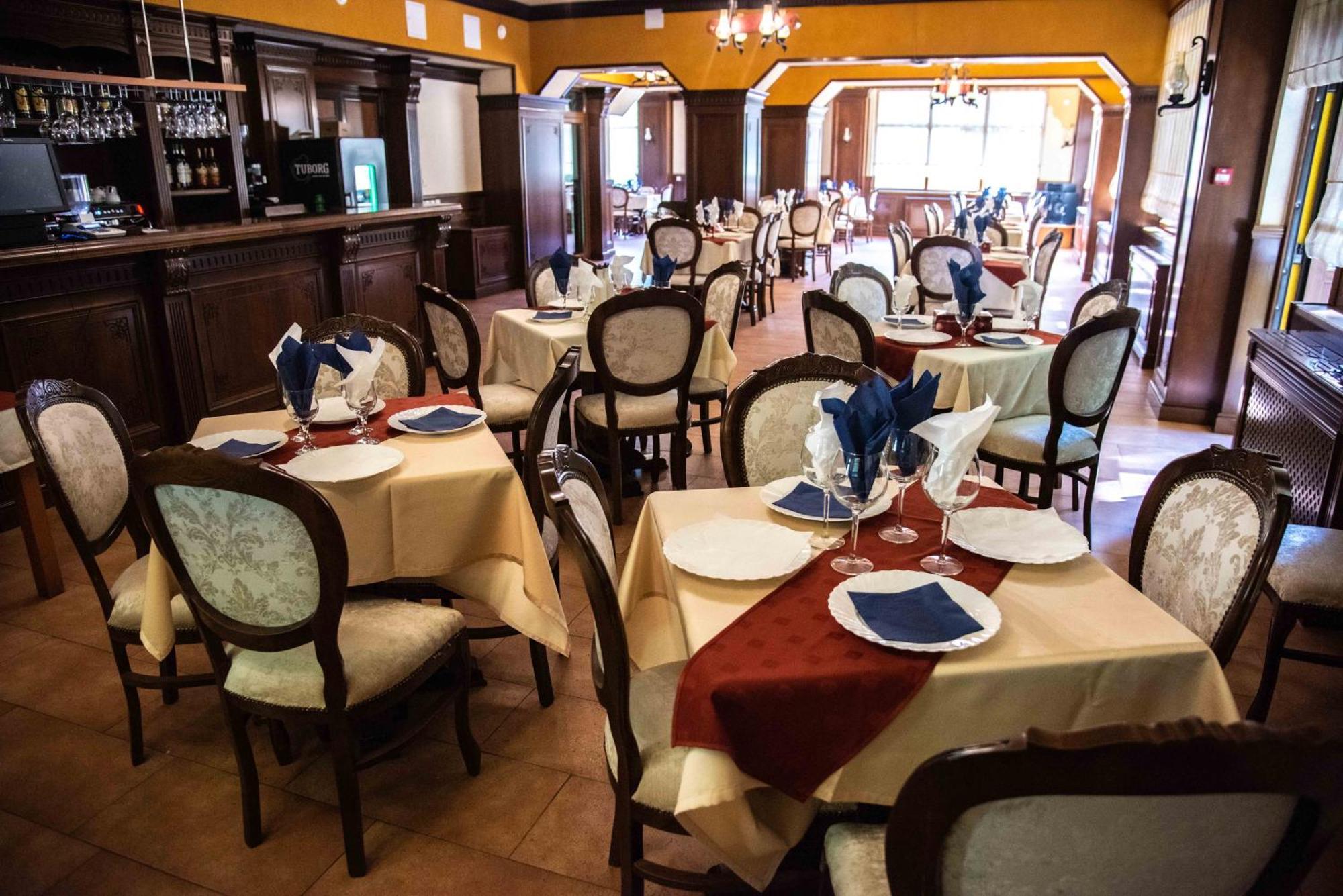 Hotel Trei Brazi Бэи­ле-Олэ­неш­ти Экстерьер фото