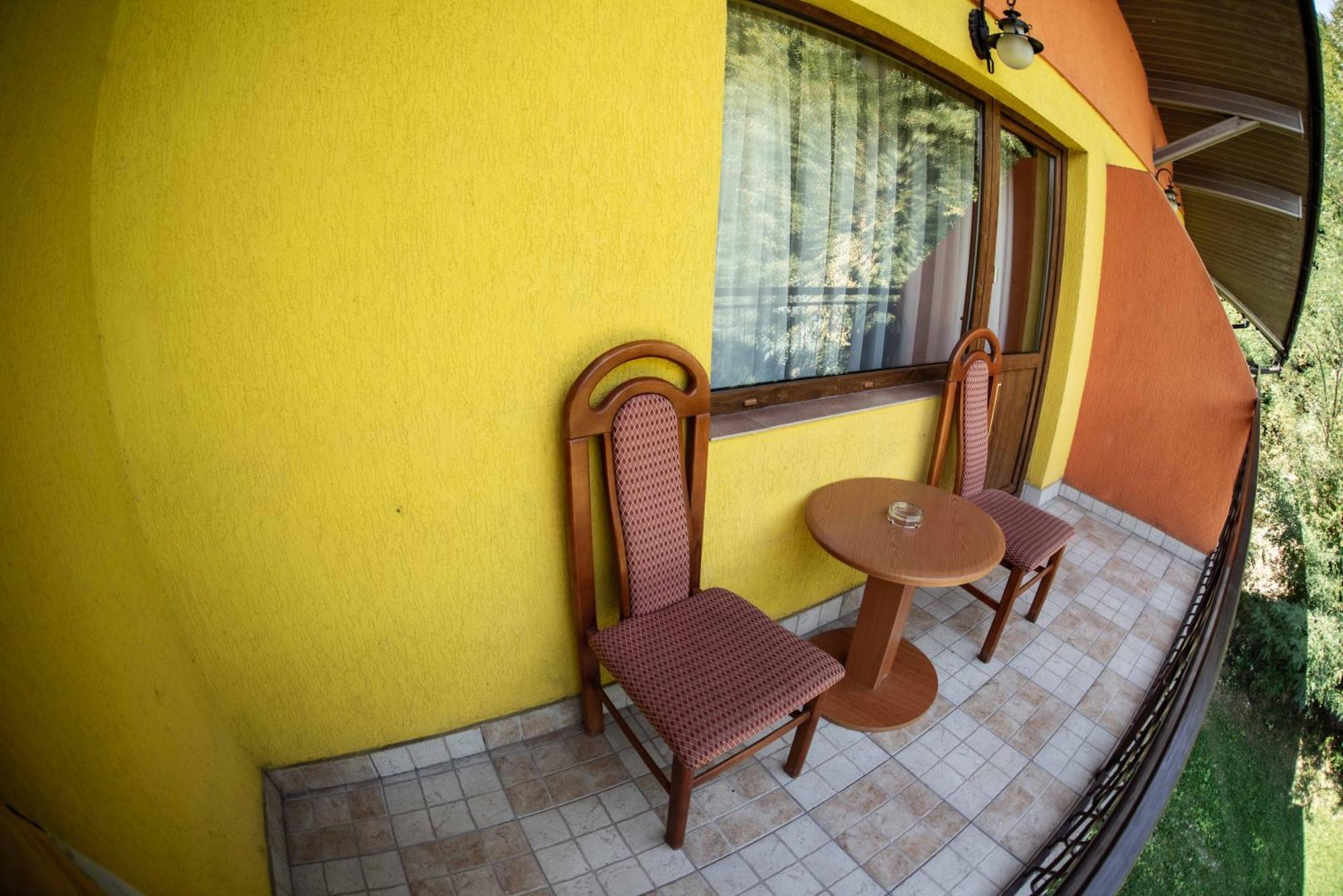 Hotel Trei Brazi Бэи­ле-Олэ­неш­ти Экстерьер фото