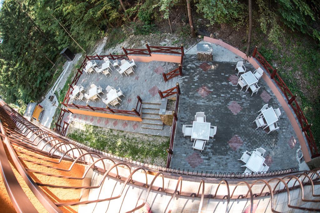 Hotel Trei Brazi Бэи­ле-Олэ­неш­ти Экстерьер фото