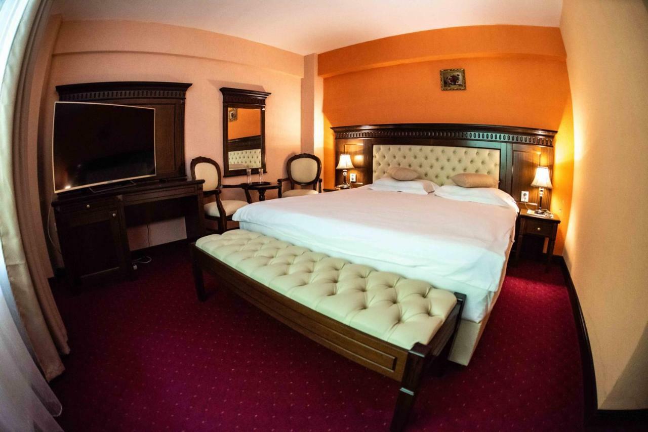 Hotel Trei Brazi Бэи­ле-Олэ­неш­ти Экстерьер фото